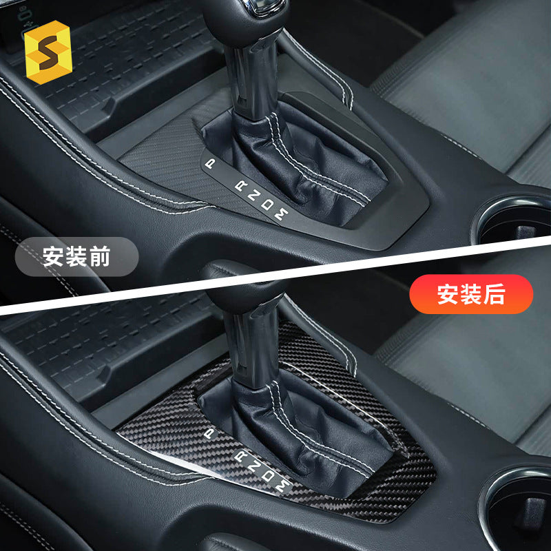 Real Carbon Fiber Gear Selector Frame Trim for Ford / Ford Mustang (2024 - 2025)